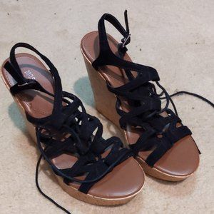 Mossimo black and tan wedges size 7